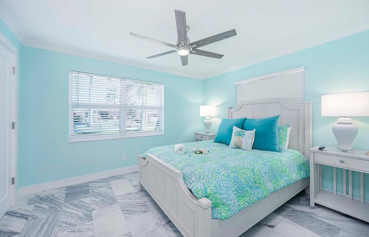 Außenbereich am Kanal mit privatem Bootssteg und Sitzbereich auf der Lanai.