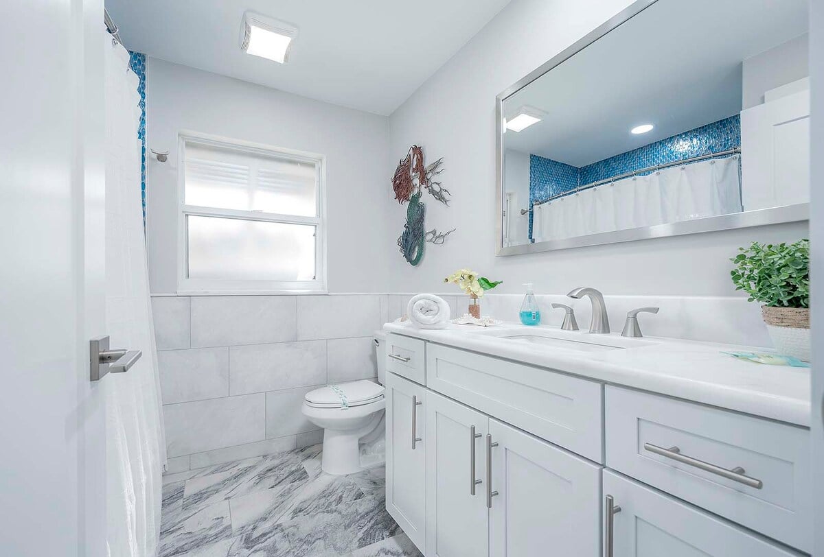 Blick auf den Kanal mit privatem Bootssteg.