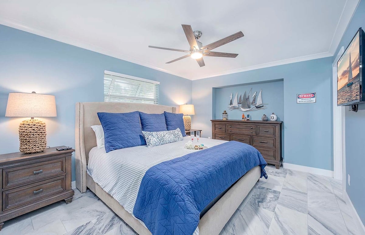 Moderne Poolterrasse am Kanal mit Salzwasser-Pool, Whirlpool und eigenem Bootssteg.