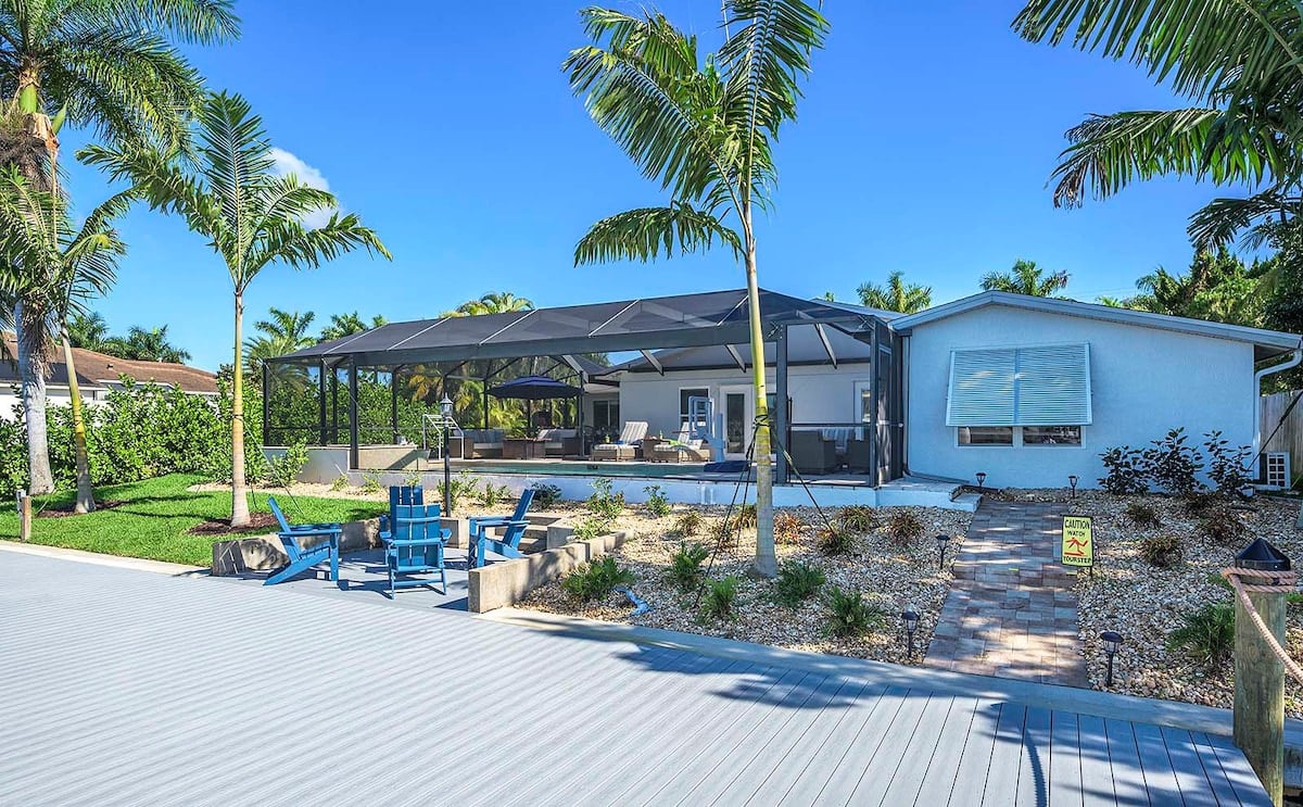 Blick auf den Kanal mit privatem Bootssteg.