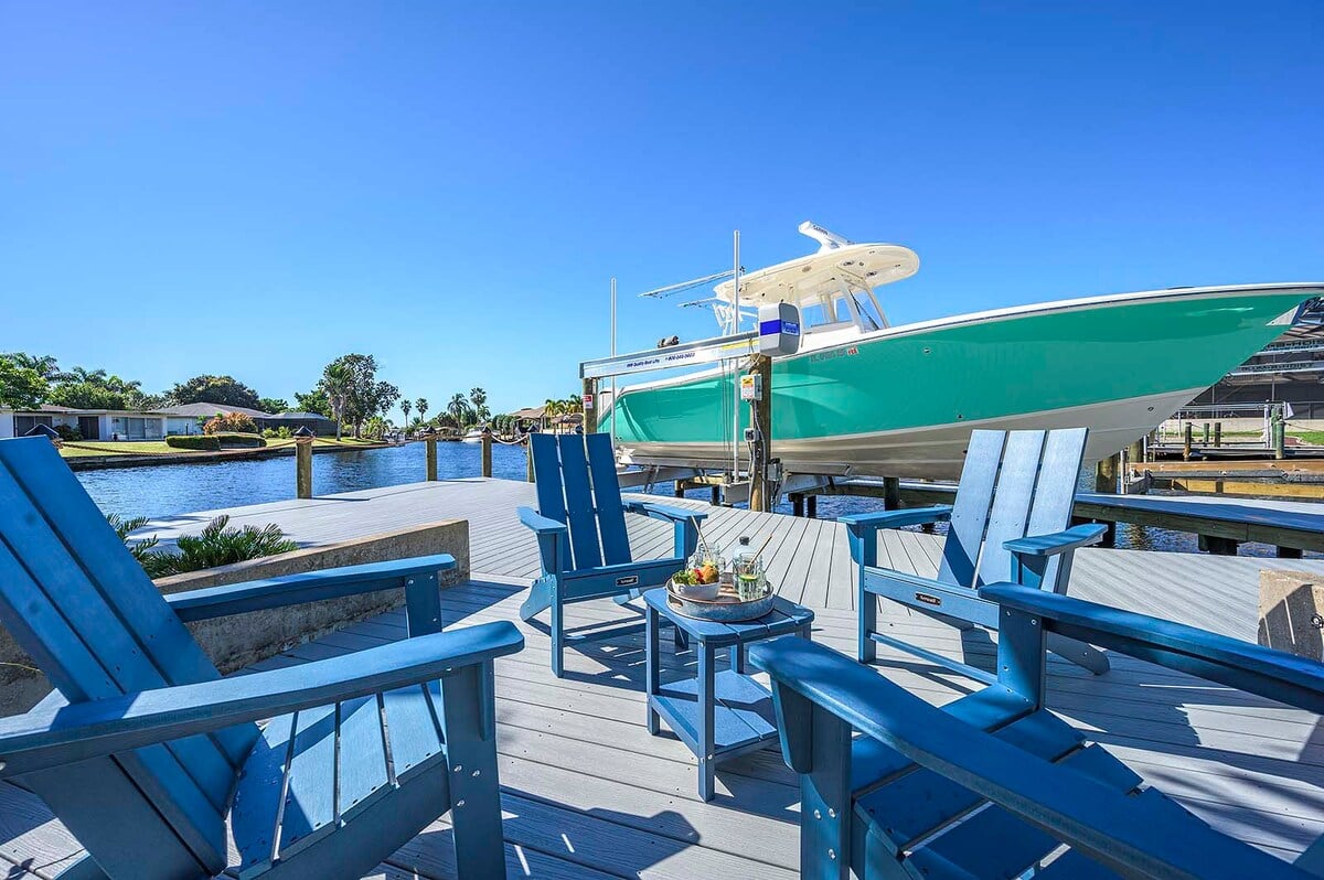 Blick auf den Kanal mit privatem Bootssteg.