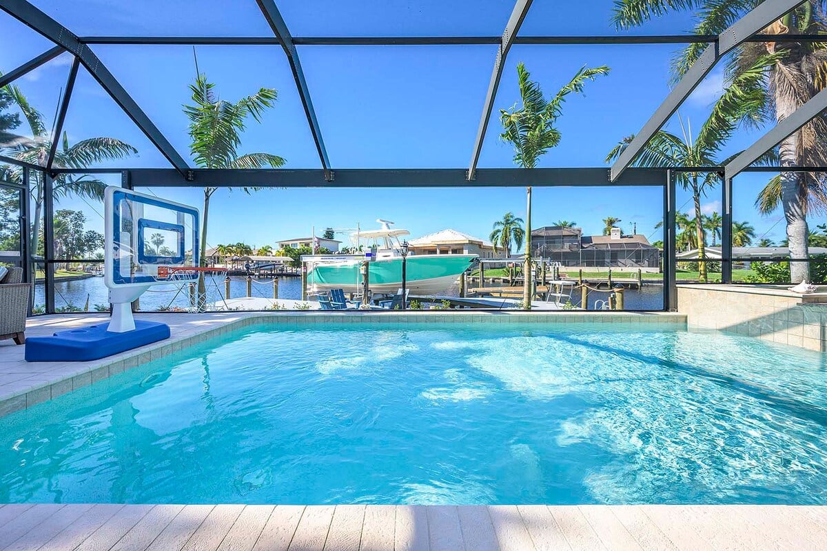 Bootsanleger am Kanal hinter dem Haus