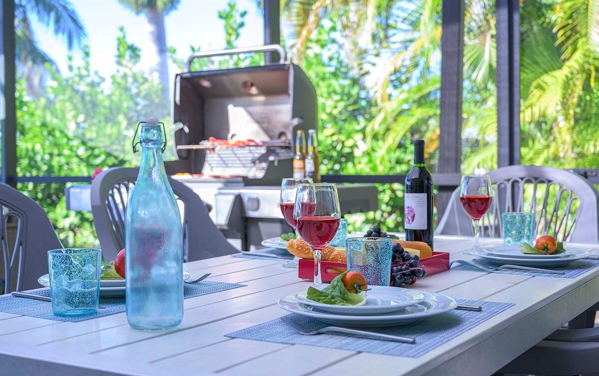 Bootsanleger am Kanal hinter dem Haus