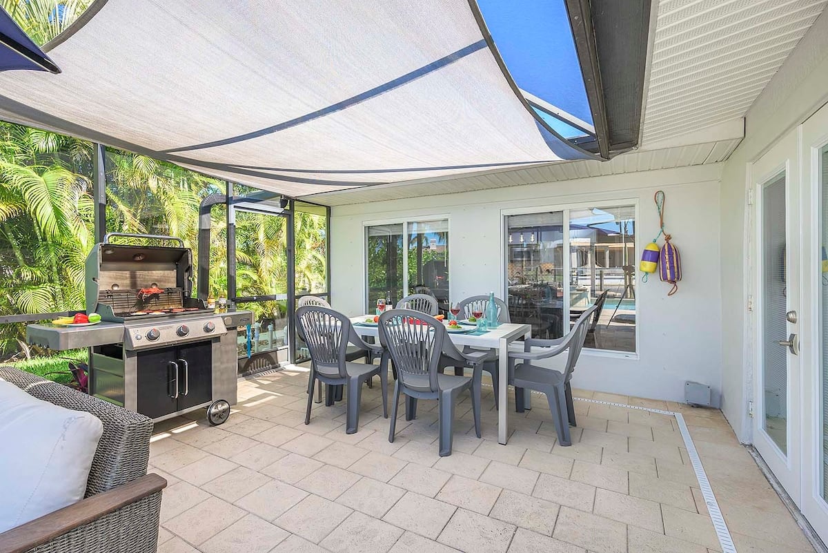 Kanalblick von der Terrasse mit Pool und Bootsanleger.