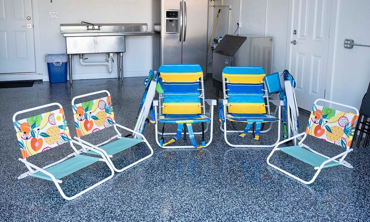 Blick auf die Lanai mit Pool und Whirlpool am Kanal.