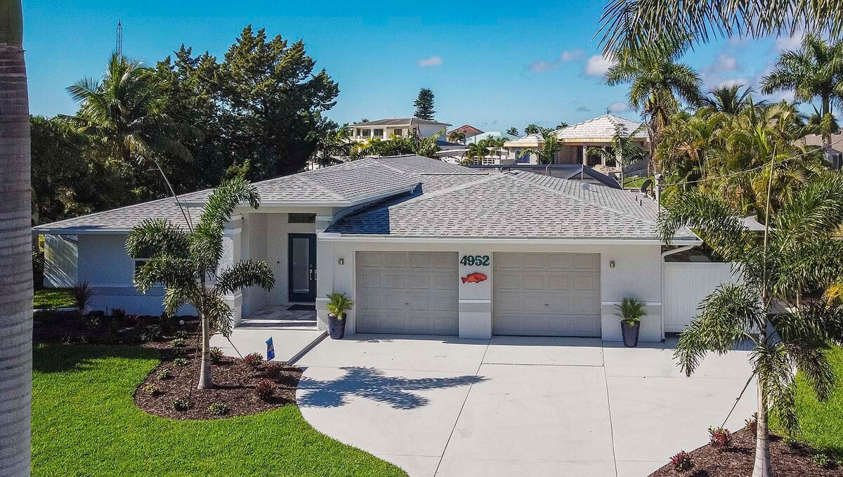 Wasserfront-Lage am Kanal mit privatem Bootssteg.