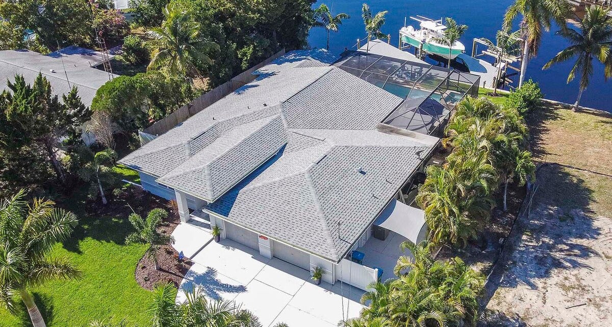 Kanalblick von der Lanai mit Pool, Whirlpool und Bootssteg.