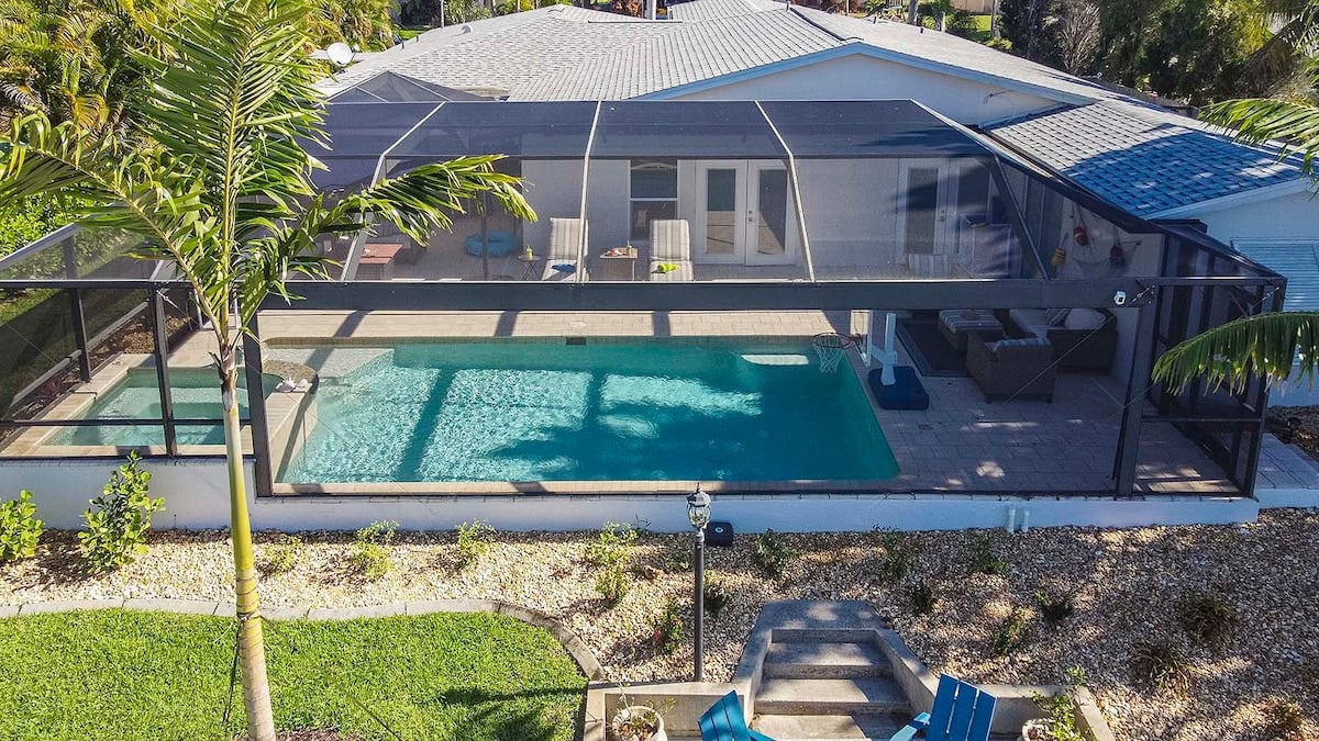 Bootssteg am Kanal mit Blick aufs Wasser