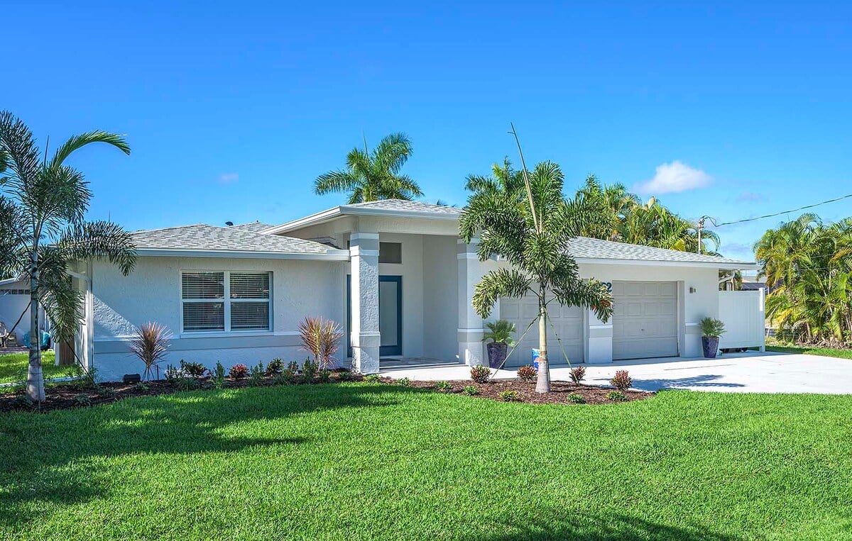 Bootsanleger am Kanal hinter dem Haus