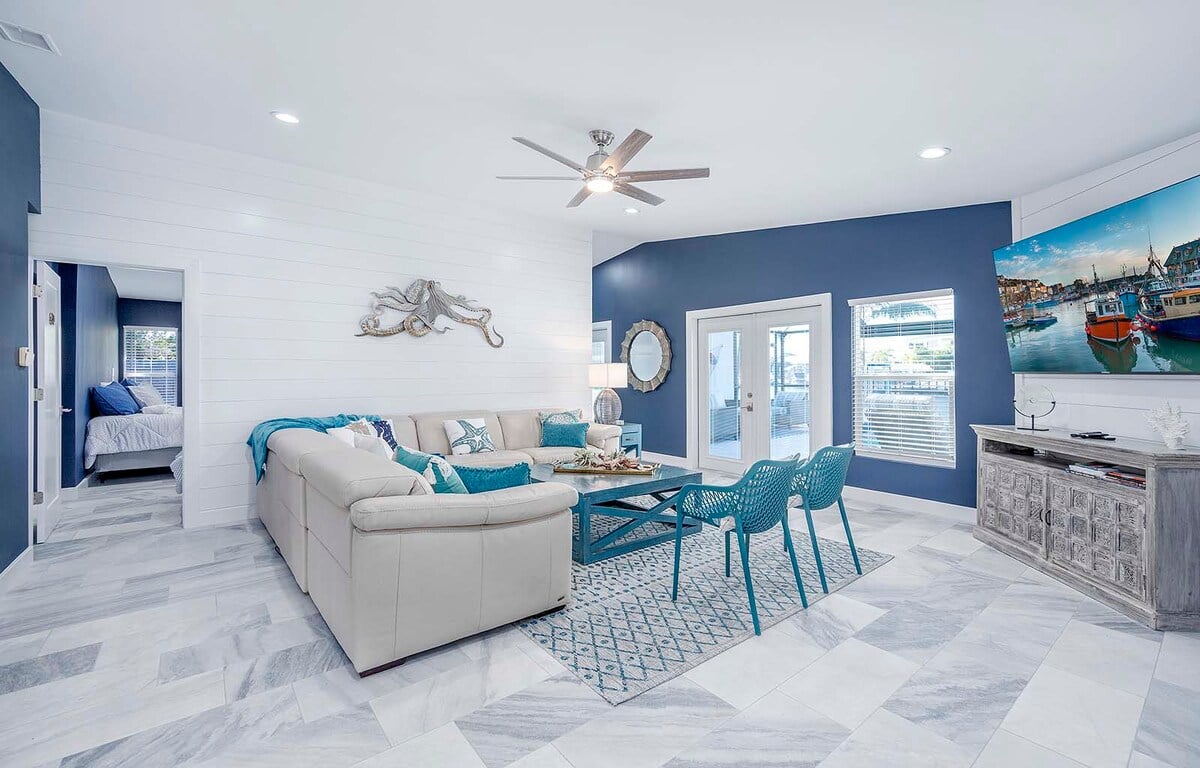 Bootsanleger am Kanal hinter dem Haus.