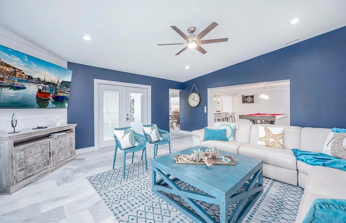 Blick auf den Kanal mit privatem Bootssteg am Ferienhaus.