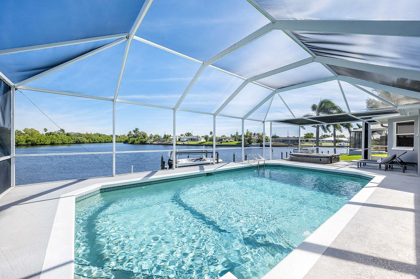 Beheizter Pool und Whirlpool auf der Lanai mit Blick auf den Kanal.