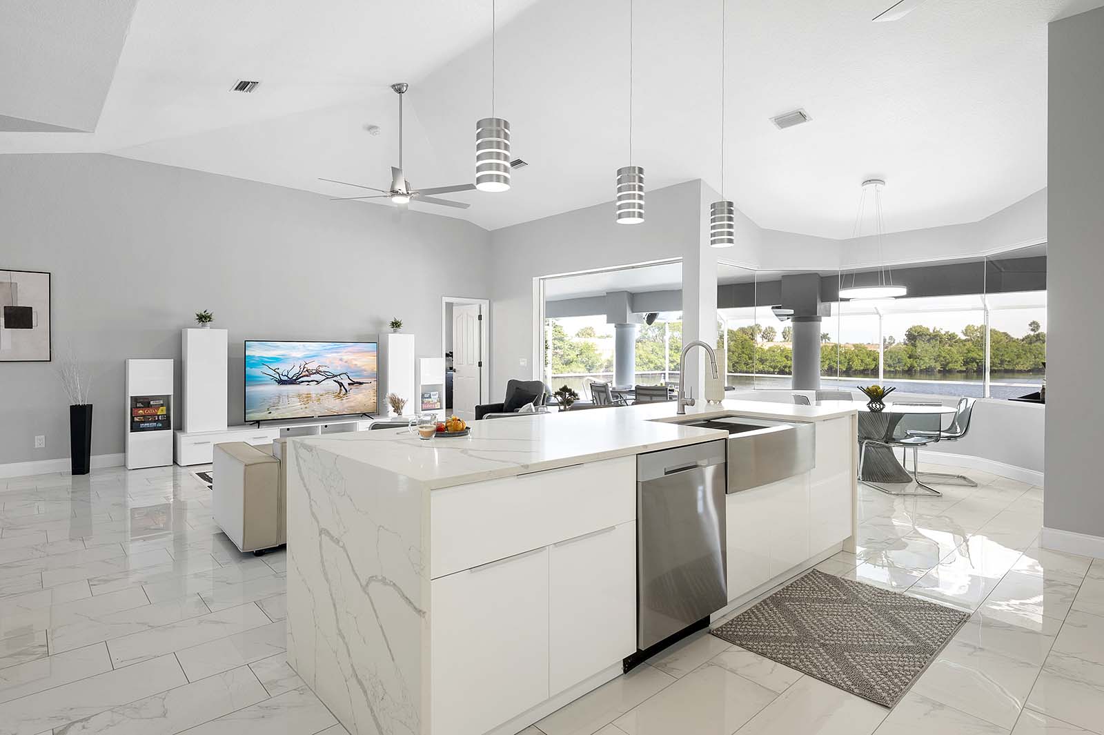 Beheizter Pool und Whirlpool auf der Lanai mit Blick auf den Kanal.