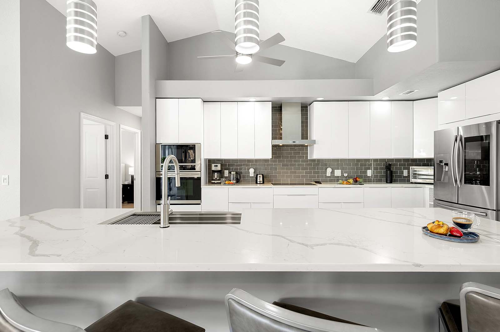 Beheizter Pool und Whirlpool auf der Lanai mit Blick auf den Kanal.