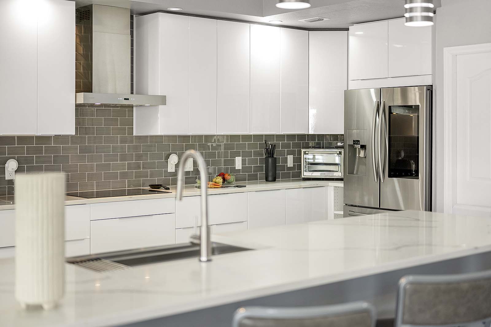 Beheizter Pool und Whirlpool auf der Lanai mit Blick auf den Kanal.