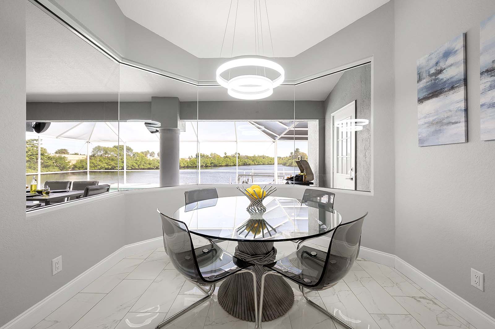 Beheizter Pool und Whirlpool auf der Lanai mit Blick auf den Kanal.