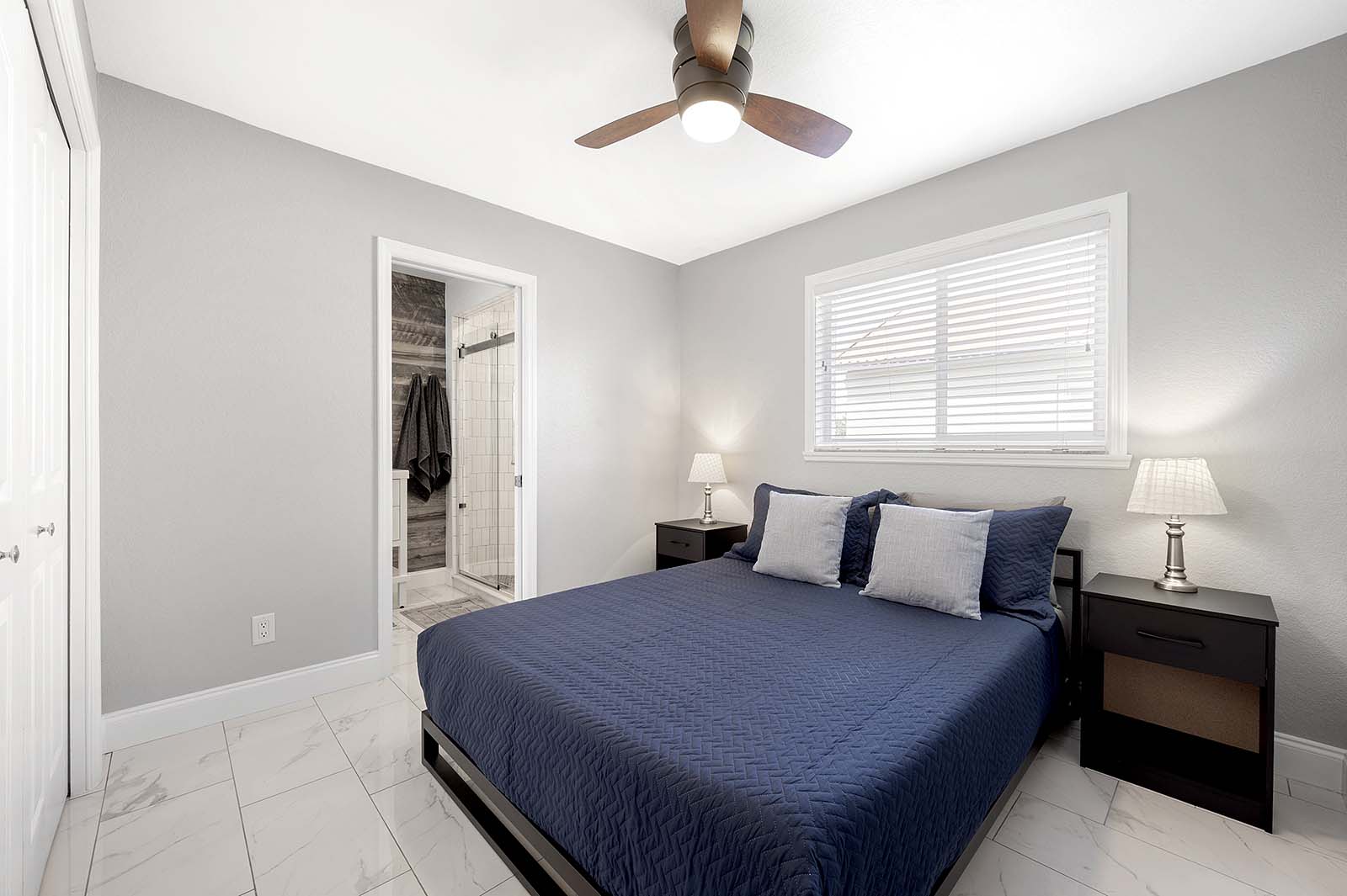 Beheizter Pool und Whirlpool auf der Lanai mit Blick auf den Kanal.