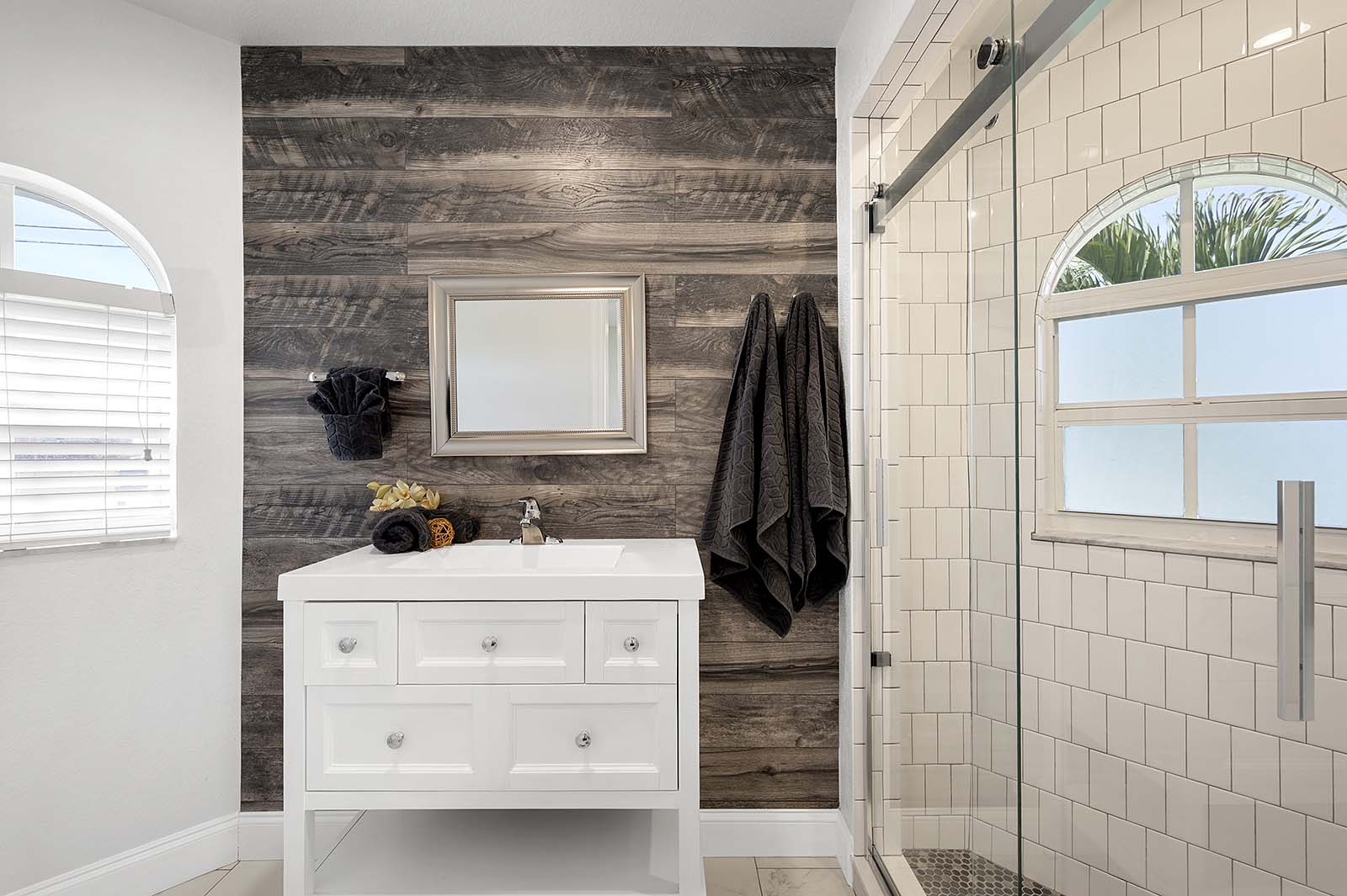 Beheizter Pool und Whirlpool auf der Lanai mit Blick auf den Kanal.