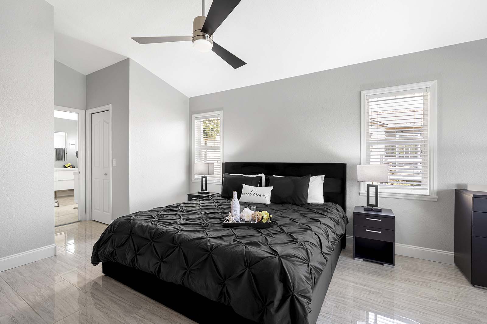 Beheizter Pool mit Whirlpool auf der Lanai direkt am Kanal.