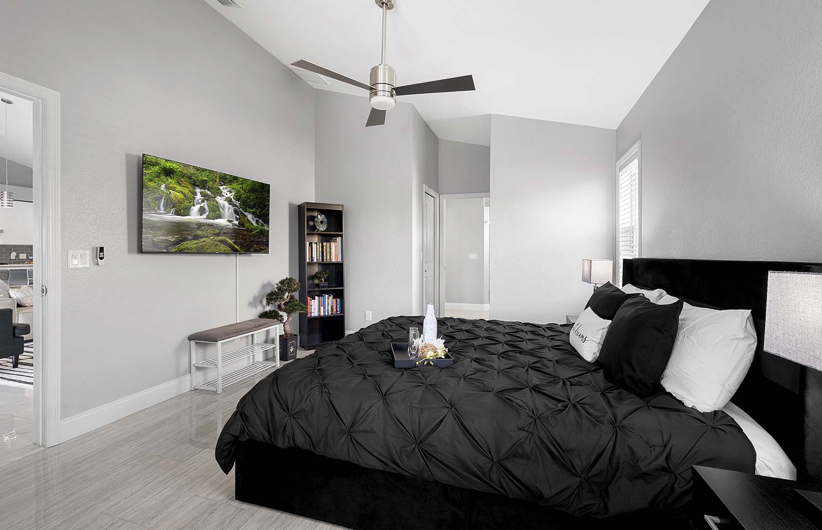 Beheizter Pool und Whirlpool auf der Lanai mit Blick auf den Kanal.