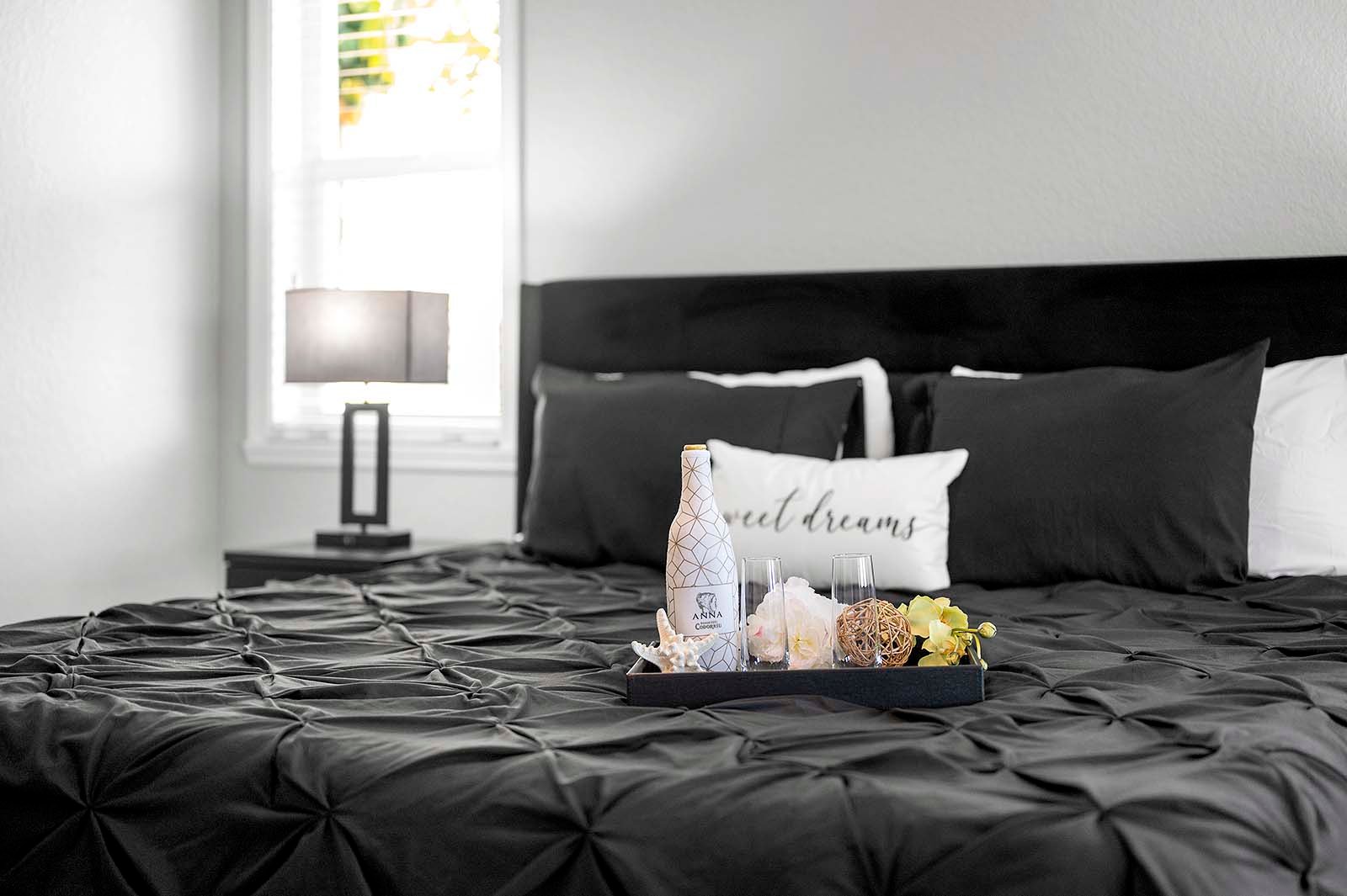 Beheizter Pool und Whirlpool auf der Lanai mit Blick auf den Kanal.