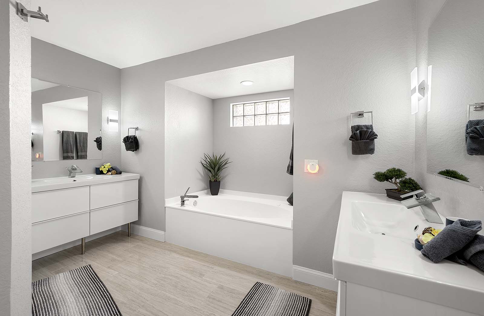 Beheizter Pool und Whirlpool auf der Lanai mit Blick auf den Kanal.