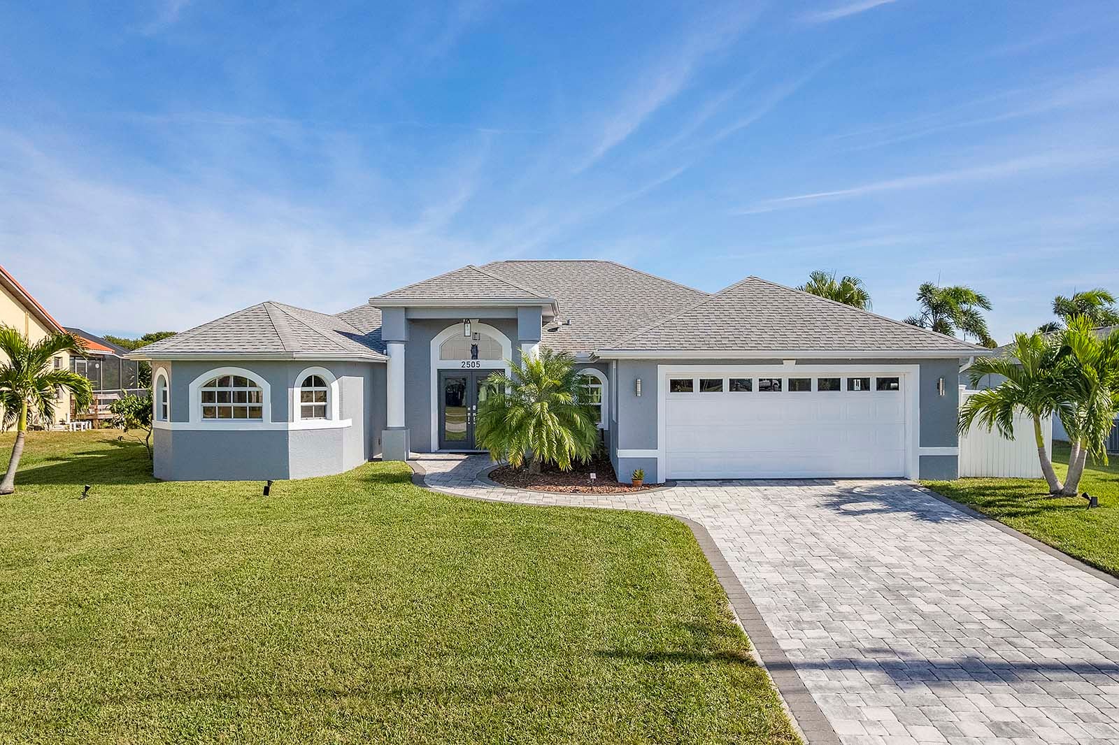 Beheizter Pool und Whirlpool auf der Lanai mit Blick auf den Kanal.