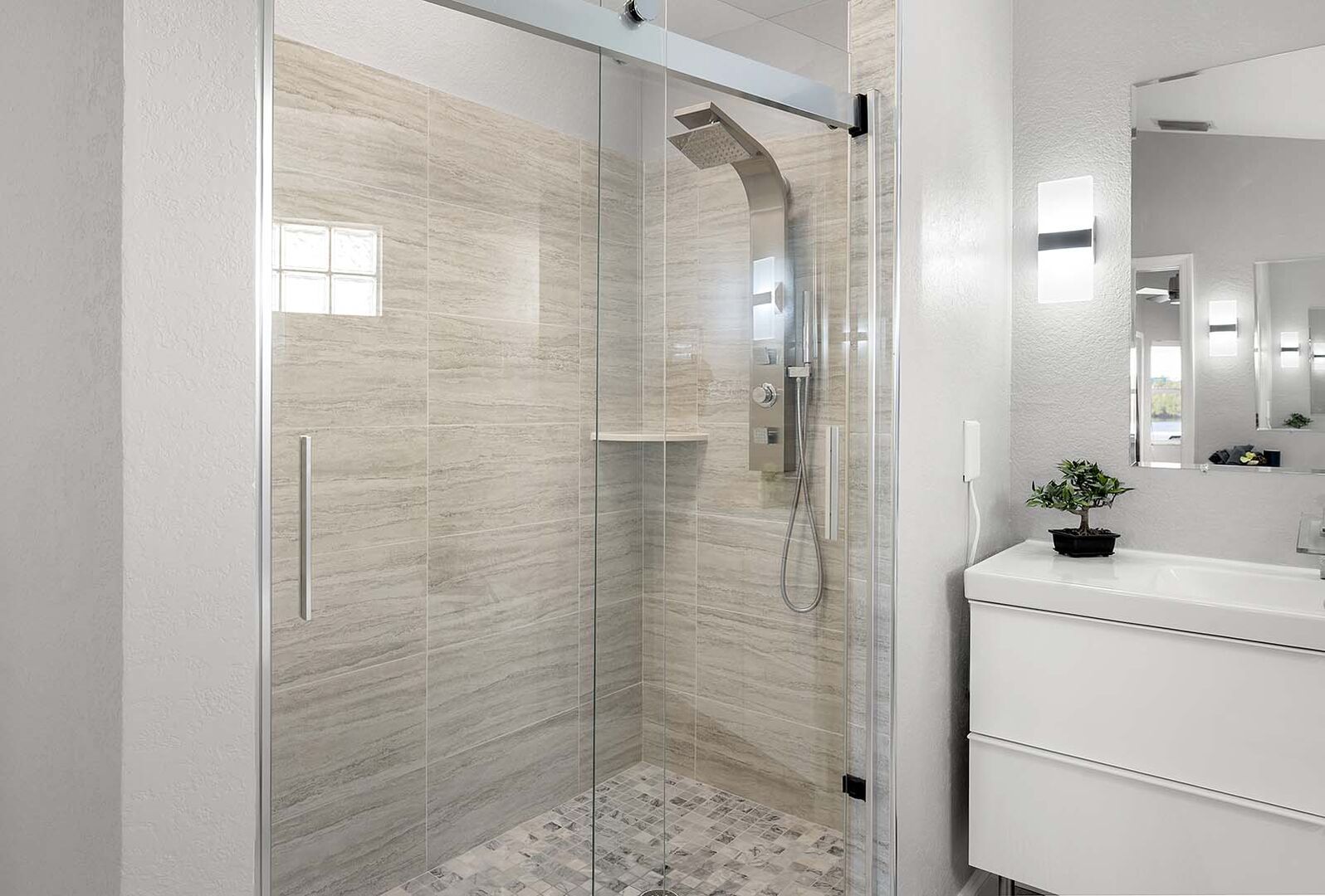 Beheizter Pool und Whirlpool auf der Lanai mit Blick auf den Kanal.