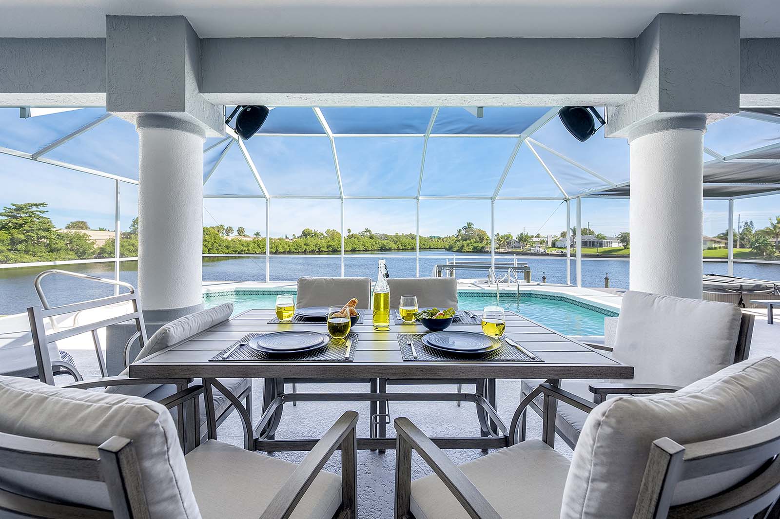 Beheizter Pool und Whirlpool auf der Lanai mit Blick auf den Kanal.