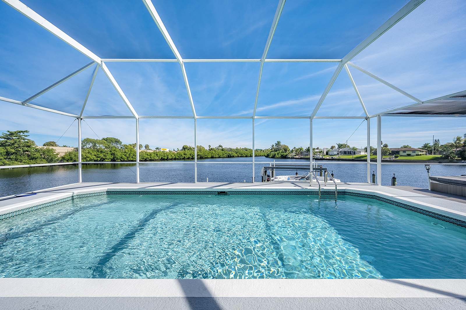 Beheizter Pool und Whirlpool auf der Lanai mit Blick auf den Kanal.