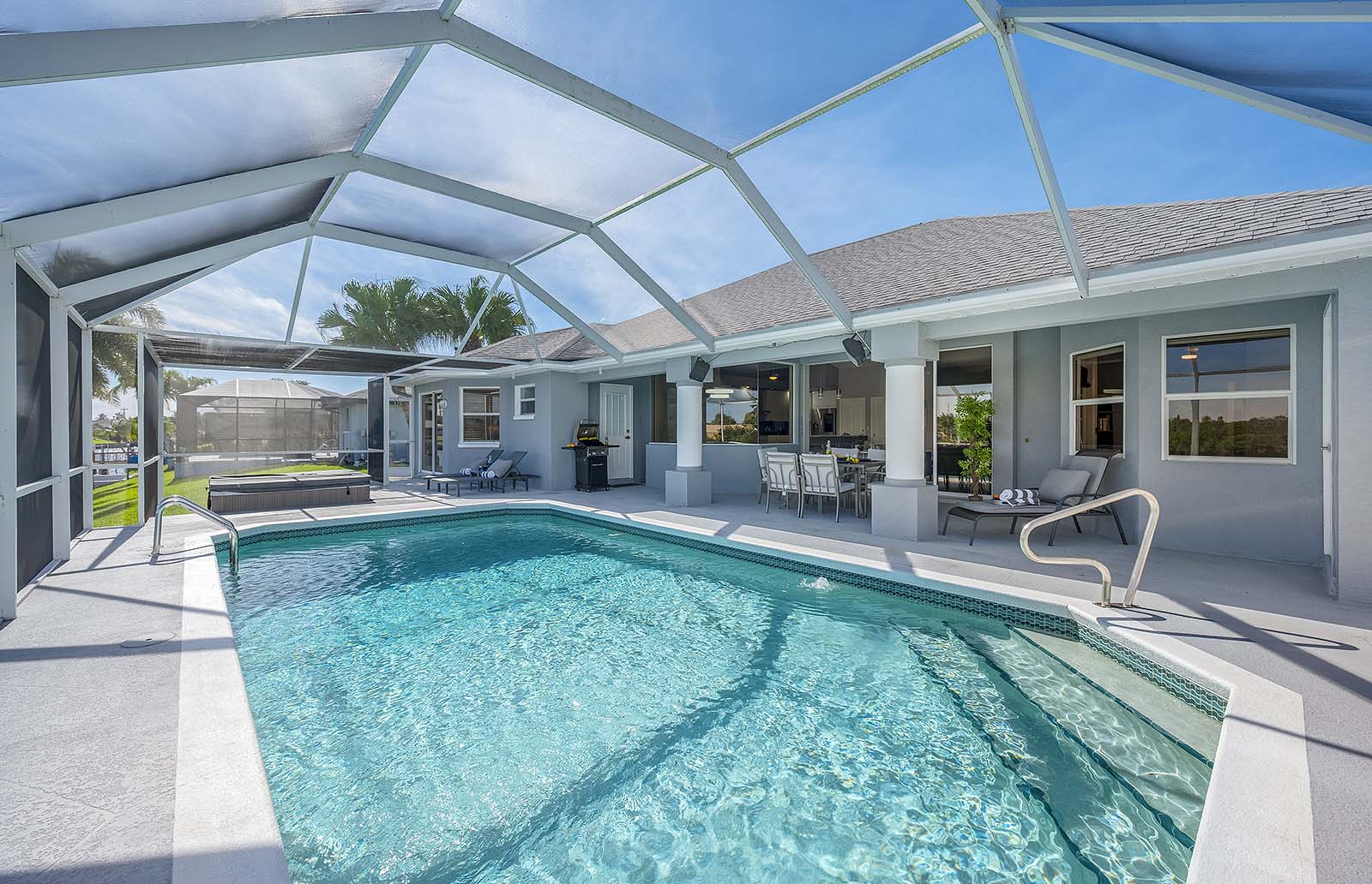 Beheizter Pool und Whirlpool auf der Lanai mit Blick auf den Kanal.