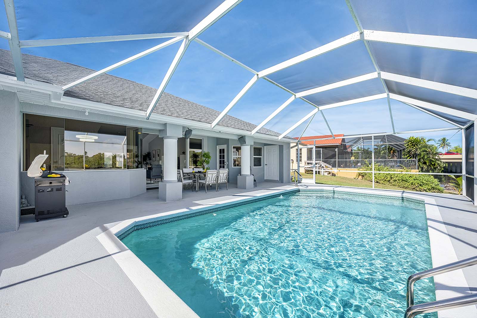 Beheizter Pool und Whirlpool auf der Lanai mit Blick auf den Kanal.