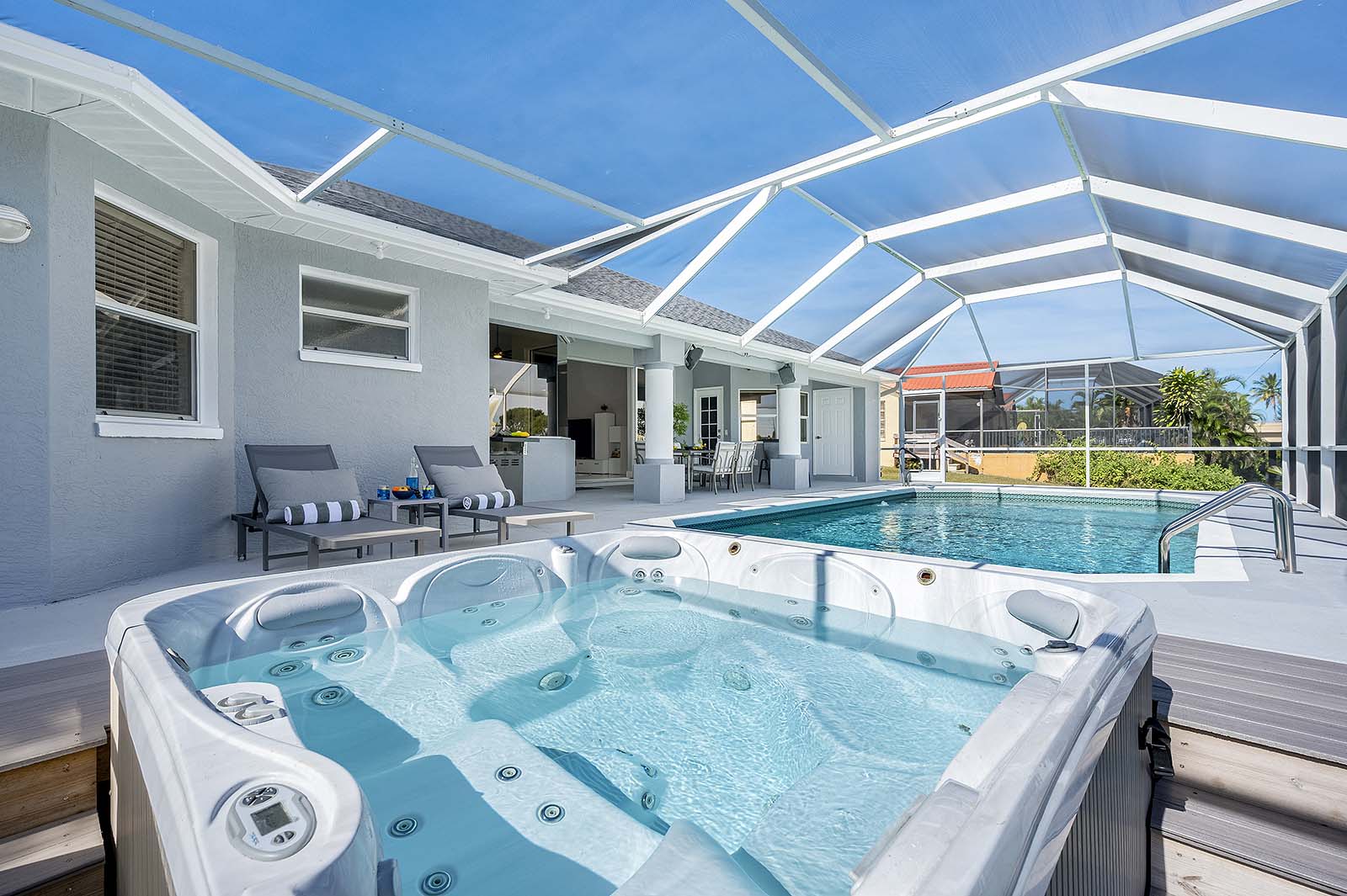 Beheizter Pool und Whirlpool auf der Lanai mit Blick auf den Kanal.