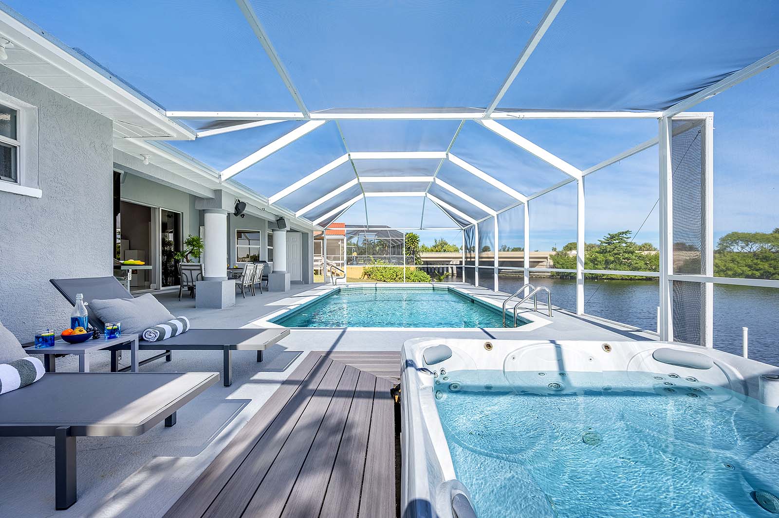 Beheizter Pool und Whirlpool auf der Lanai mit Blick auf den Kanal.