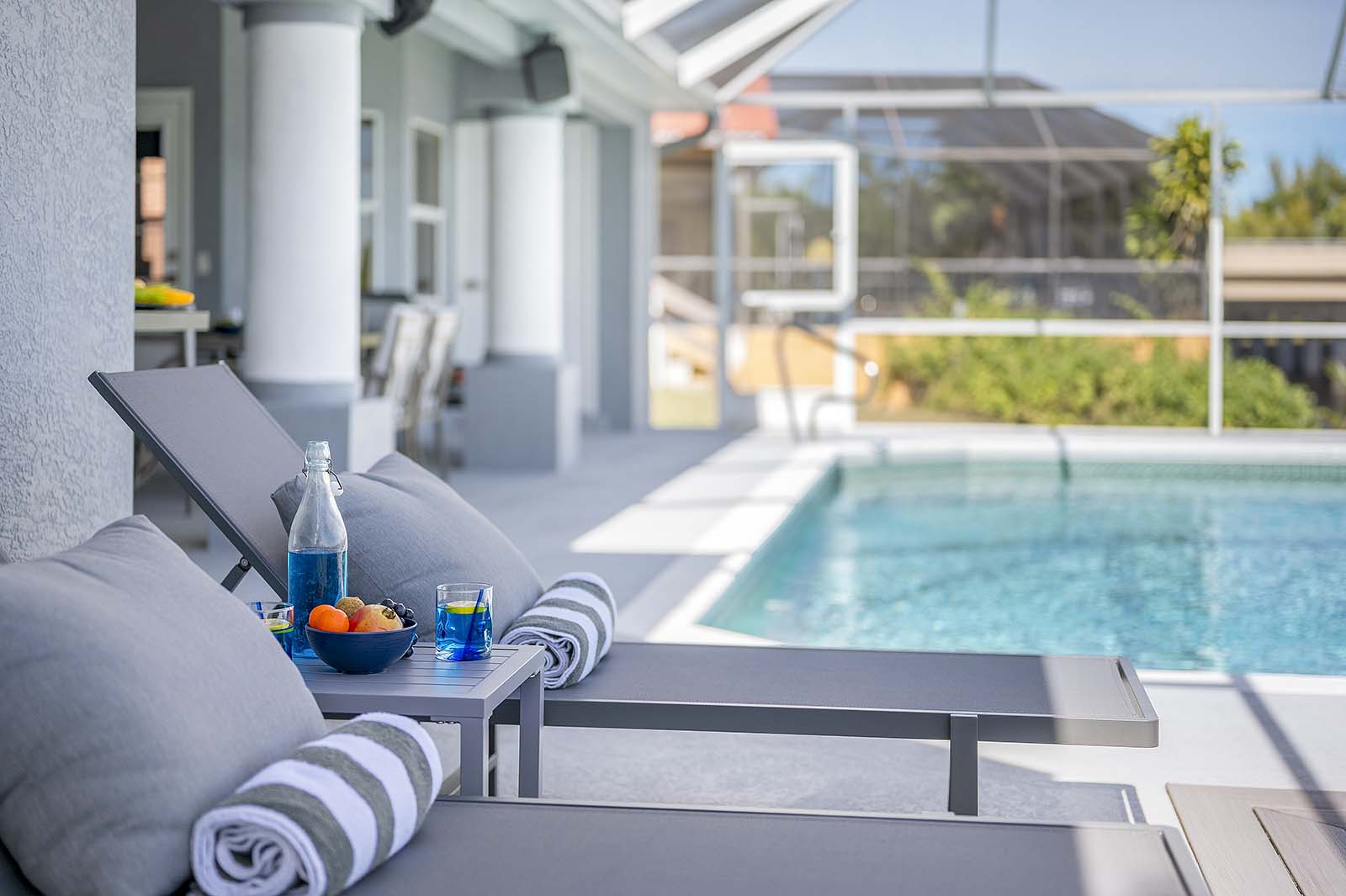 Beheizter Pool und Whirlpool auf der Lanai mit Blick auf den Kanal.