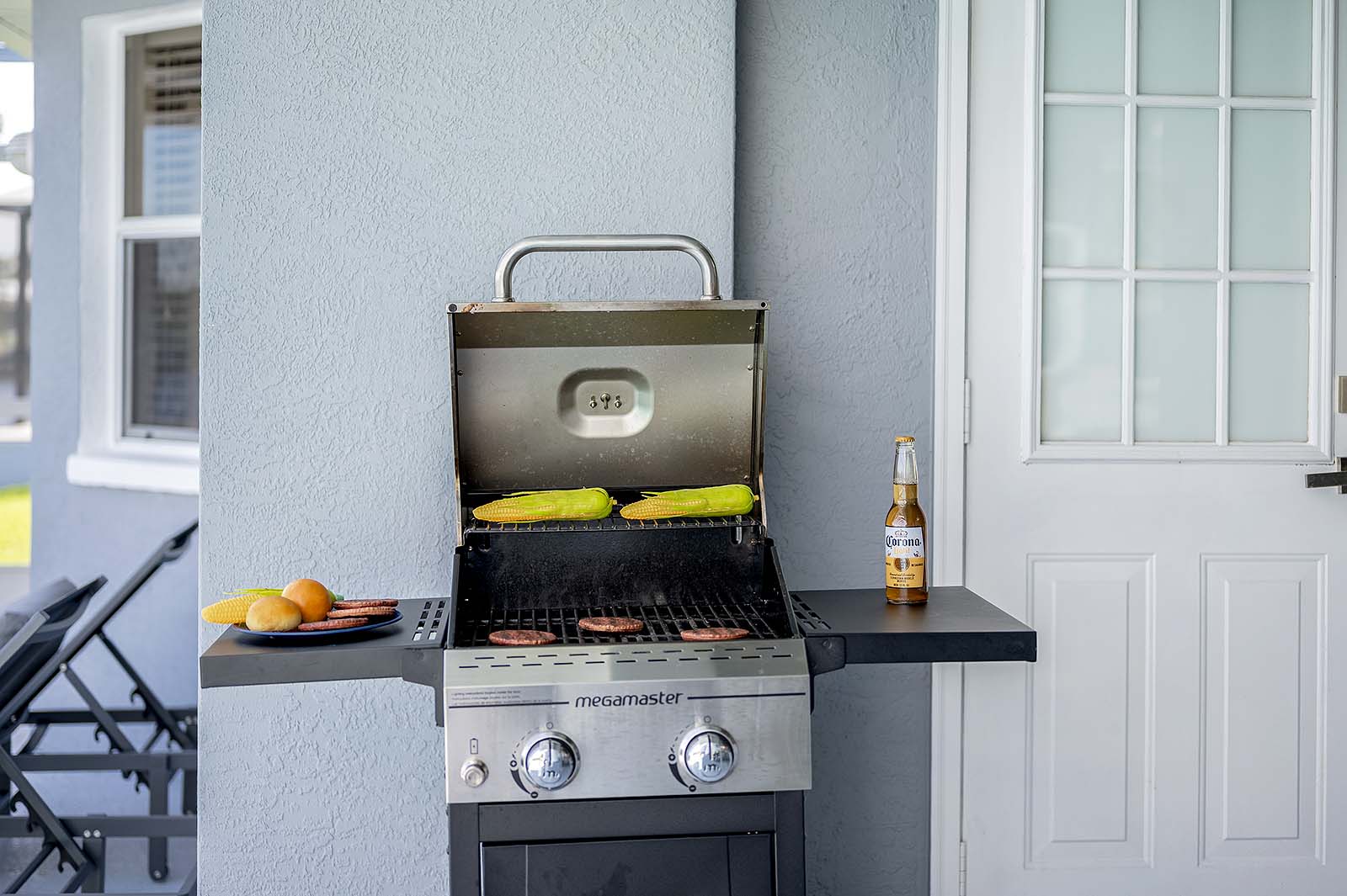Beheizter Pool und Whirlpool auf der Lanai mit Blick auf den Kanal.