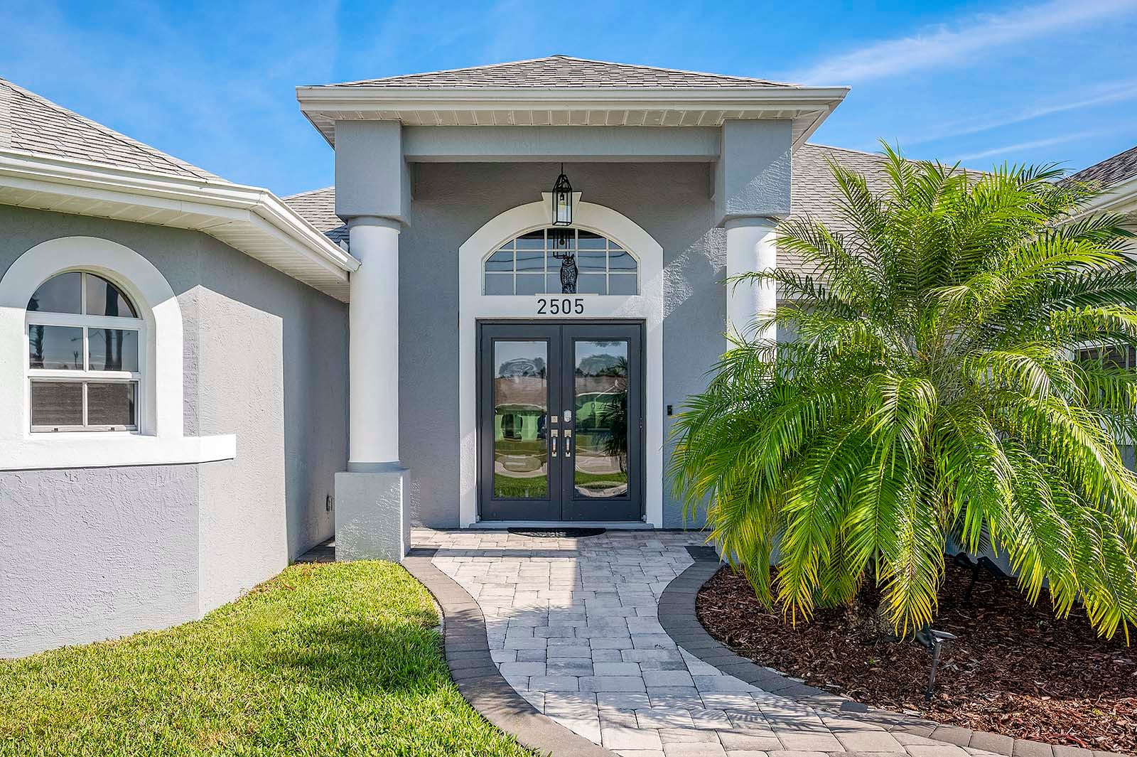 Beheizter Pool und Whirlpool auf der Lanai mit Blick auf den Kanal.