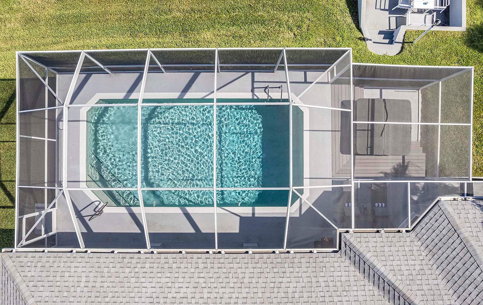 Beheizter Pool und Whirlpool auf der Lanai mit Blick auf den Kanal.