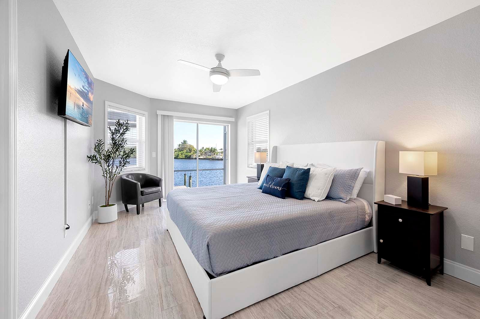 Beheizter Pool und Whirlpool auf der Lanai mit Blick auf den Kanal.