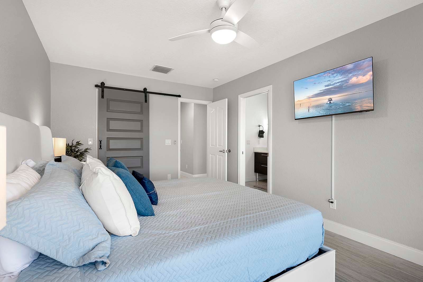 Beheizter Pool und Whirlpool auf der Lanai mit Blick auf den Kanal.