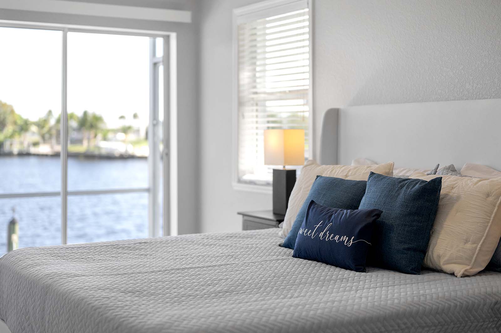 Beheizter Pool und Whirlpool auf der Lanai mit Blick auf den Kanal.