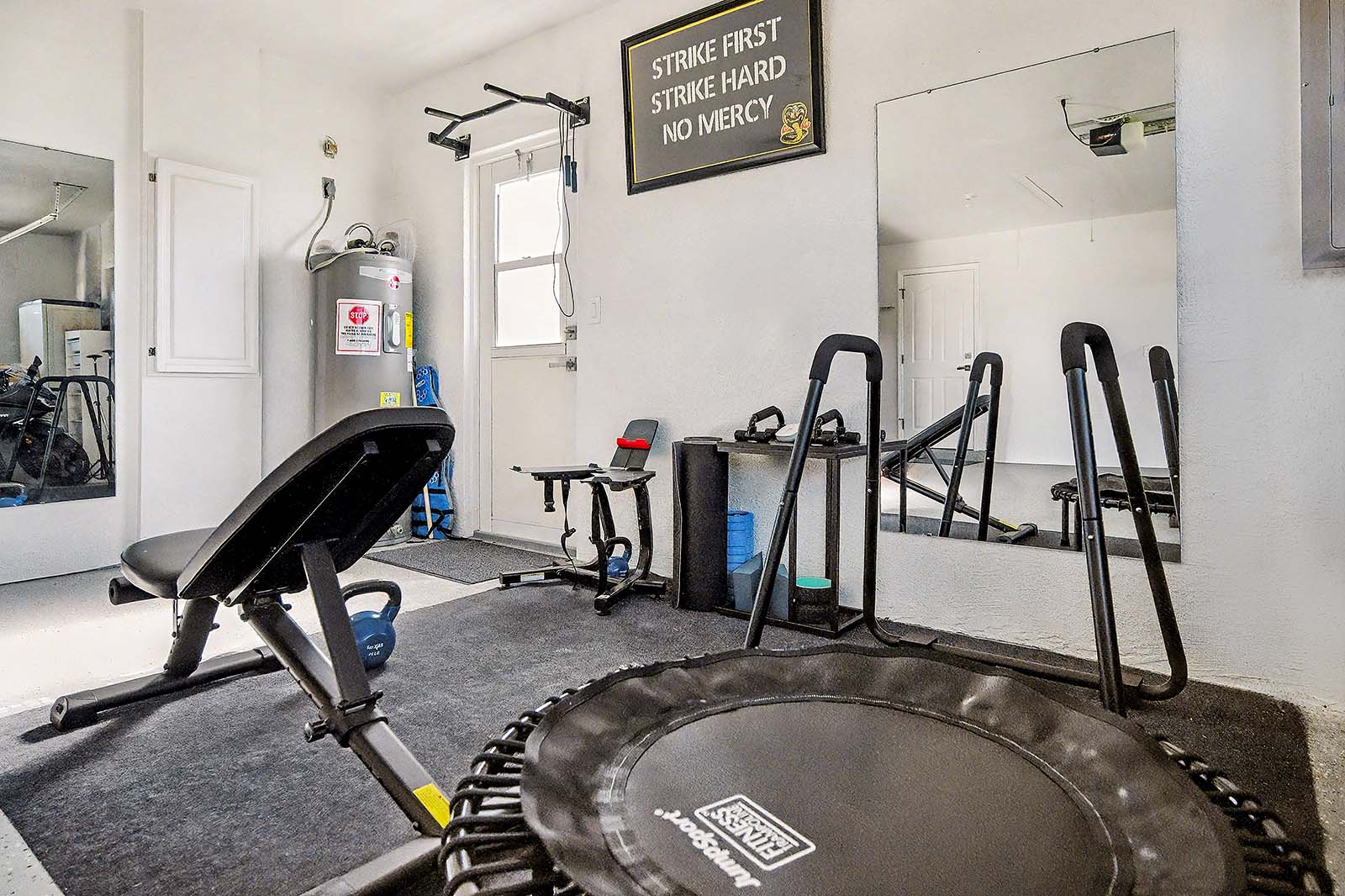 Beheizter Pool und Whirlpool auf der Lanai mit Blick auf den Kanal.