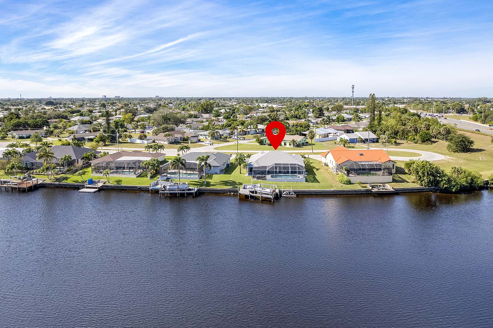 Beheizter Pool und Whirlpool auf der Lanai mit Blick auf den Kanal.