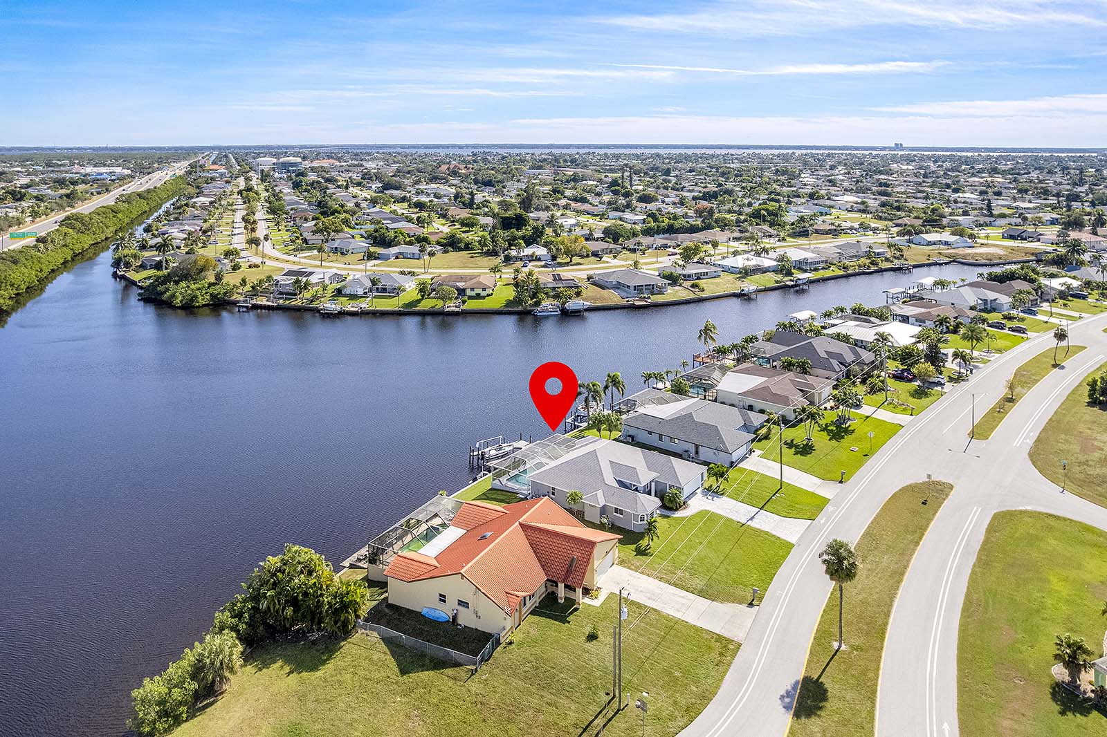 Beheizter Pool und Whirlpool auf der Lanai mit Blick auf den Kanal.