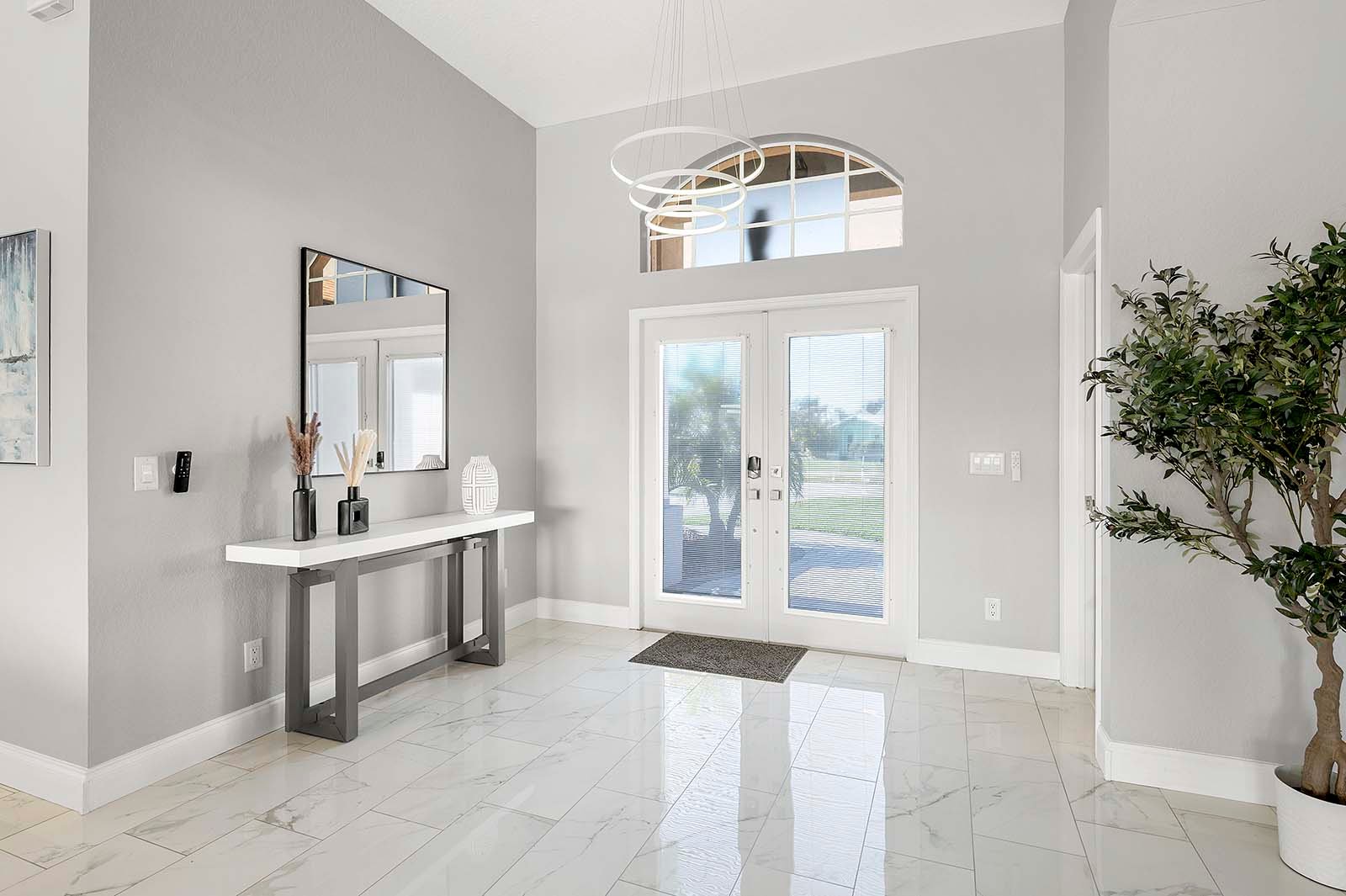 Beheizter Pool und Whirlpool auf der Lanai mit Blick auf den Kanal.