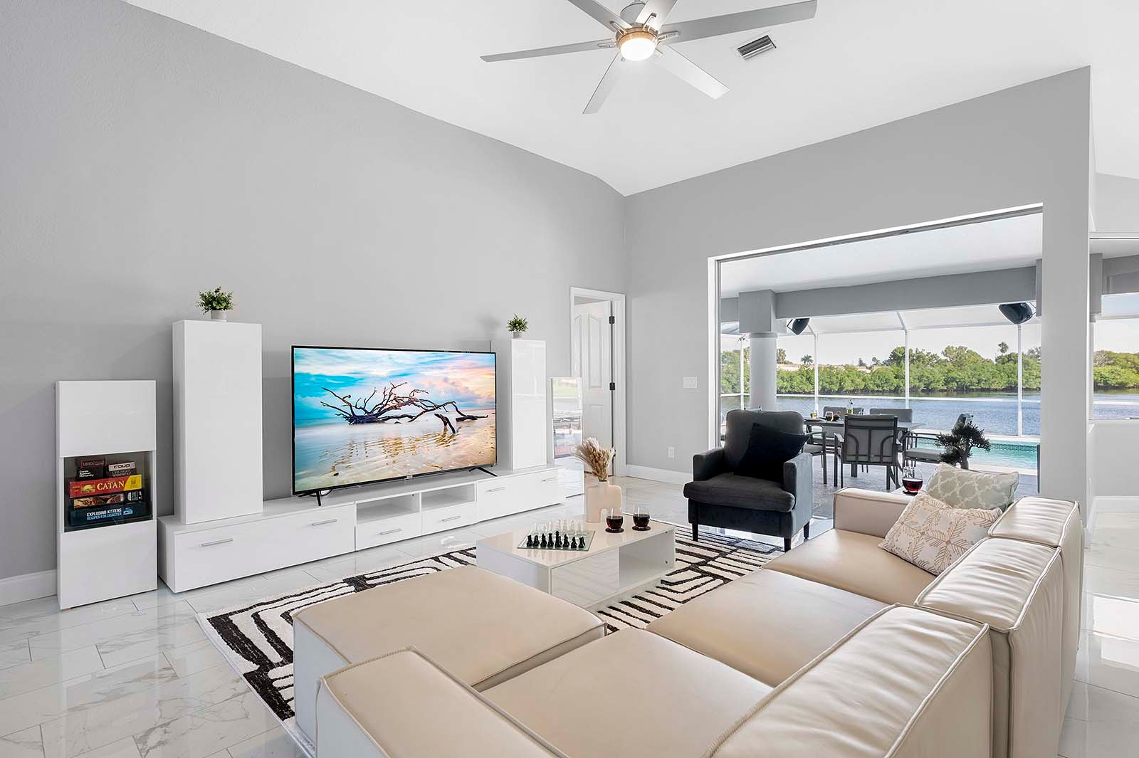 Beheizter Pool und Whirlpool auf der Lanai mit Blick auf den Kanal.