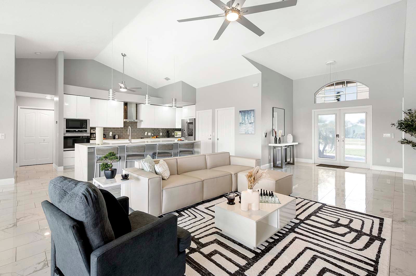 Beheizter Pool und Whirlpool auf der Lanai mit Blick auf den Kanal.