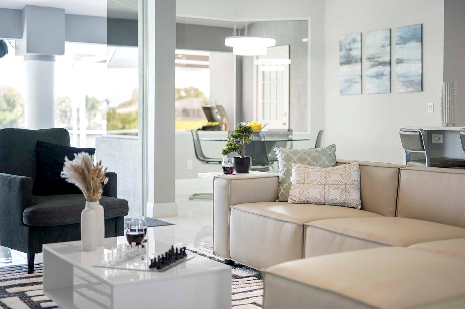 Beheizter Pool und Whirlpool auf der Lanai mit Blick auf den Kanal.