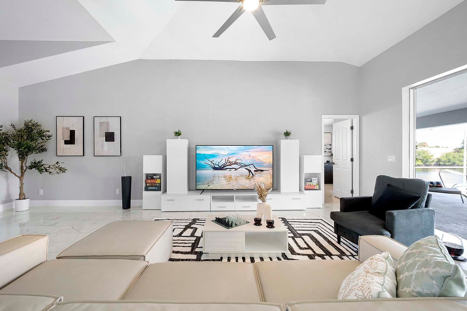 Beheizter Pool und Whirlpool auf der Lanai mit Blick auf den Kanal.