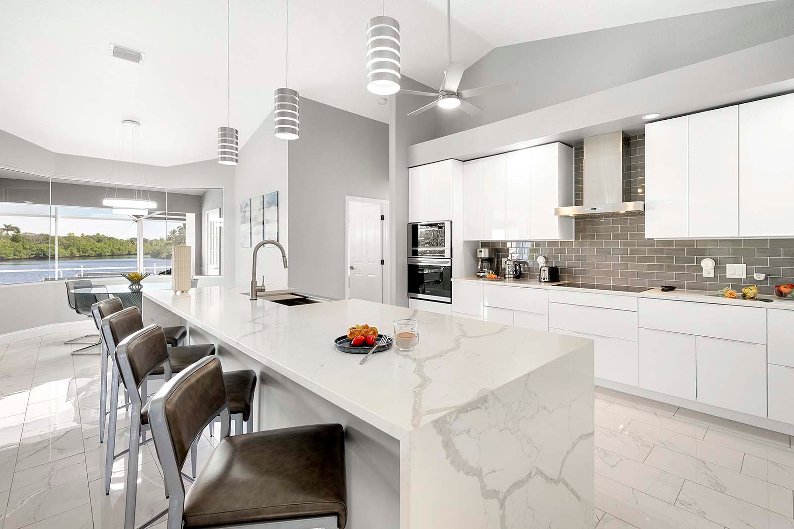 Beheizter Pool und Whirlpool auf der Lanai mit Blick auf den Kanal.